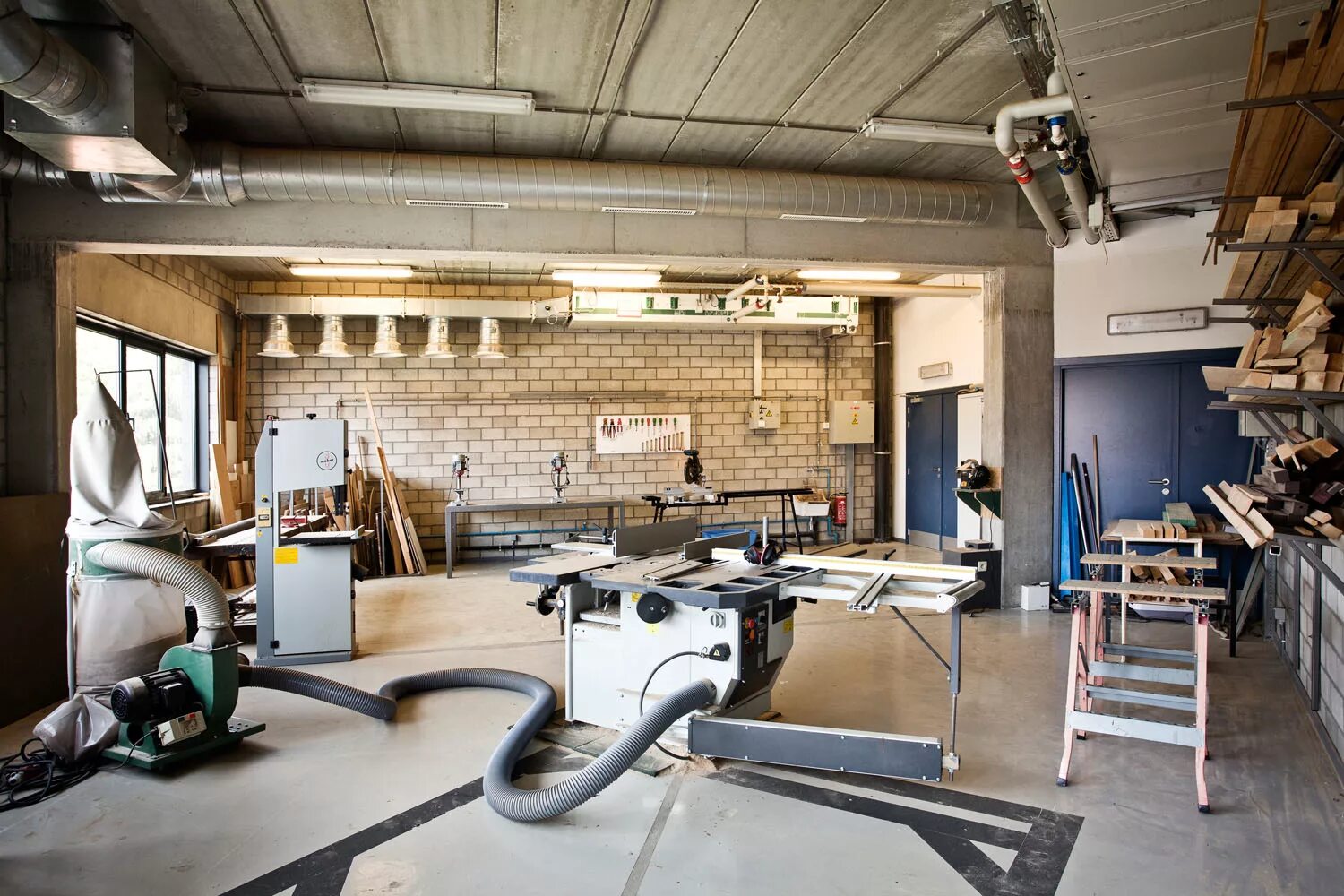 Столярка помещение. Обустройство столярной мастерской. Помещение под столярную мастерскую. Необычные мастерские. Столярная мастерская в гараже.