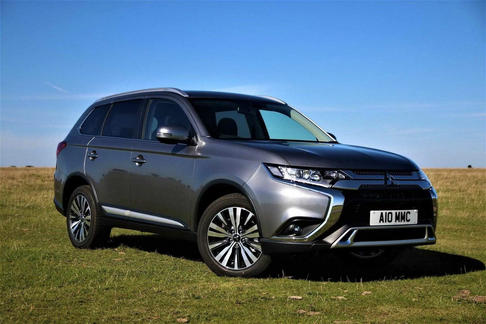 Mitsubishi outlander 4wd. Митсубиси Аутлендер 2020. Мицубиси Аутлендер 3. Новый Митсубиси Аутлендер 2020. Митсубиси Аутлендер гибрид.