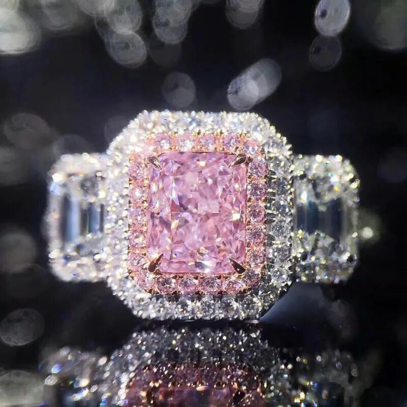 С цветными бриллиантами first class diamonds. Розовый диамонд бриллианты. Пинк Даймонд.