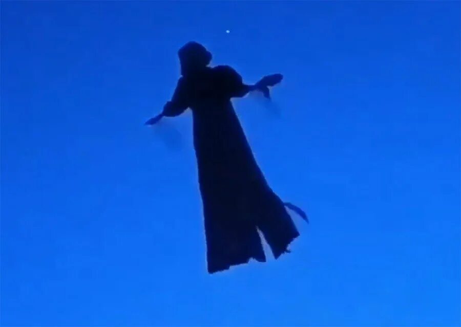 Летающий призрак. Призрак на квадрокоптере. Летающее пугало. Привидения летают. Летающий призрак.