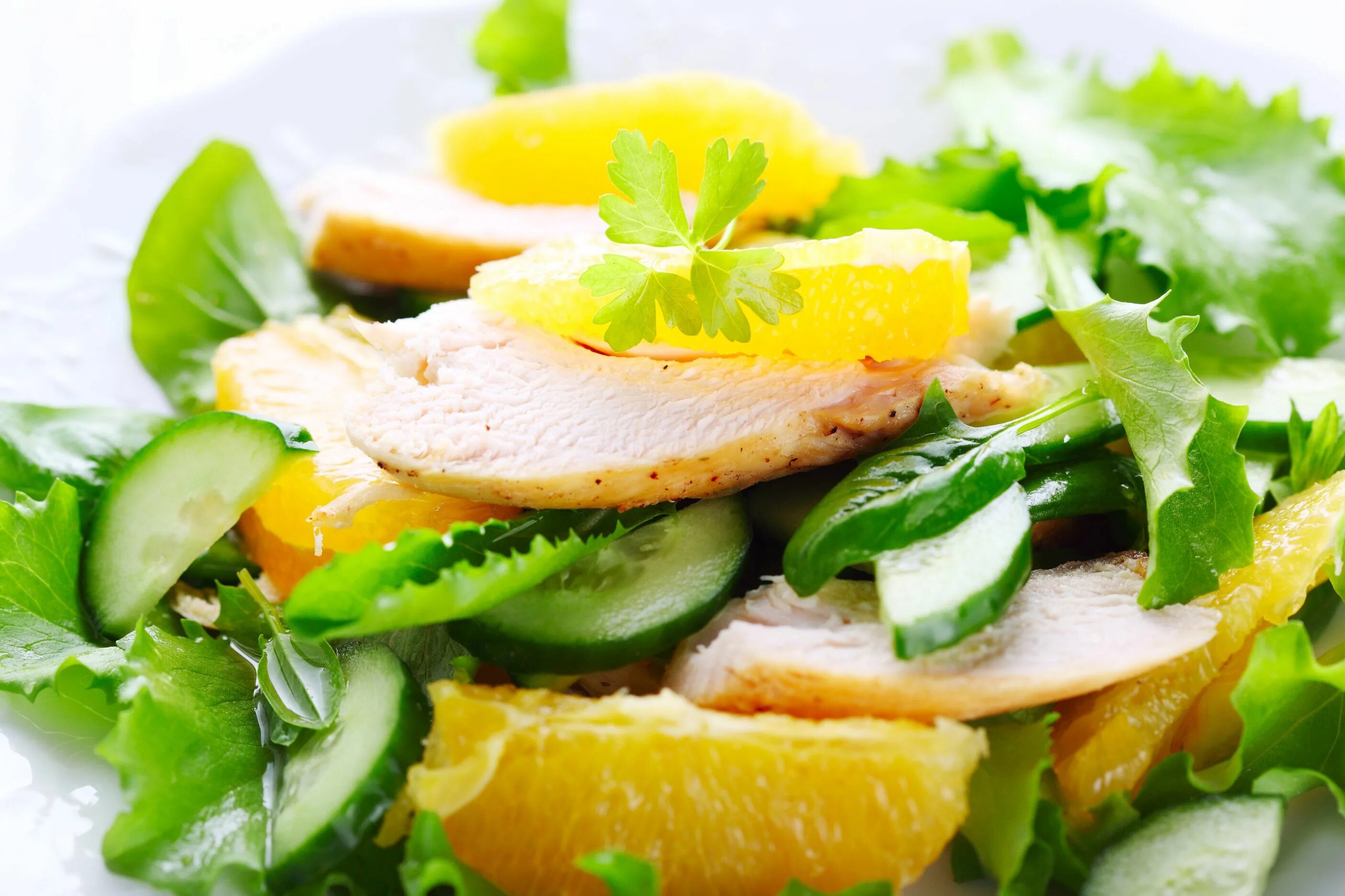 Салат с апельсином и куриной грудкой. Салат с апельсином. Салат с апельсином и куриной грудкой. Цитрусовый салат. Куриные салаты с апельсином.