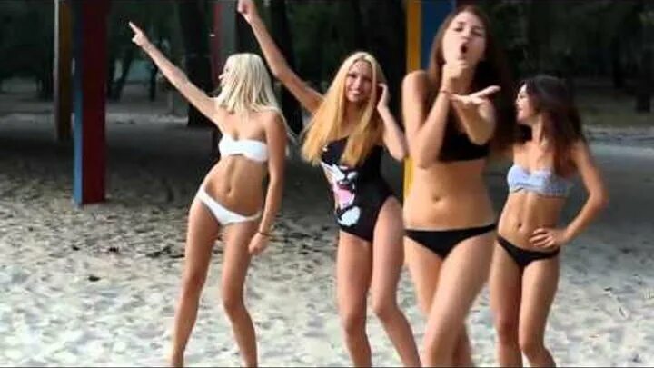Красивые женщины в купальниках. Девочки танцуют в купальниках. Пляжная вечеринка. Купальники в магазине танцующие. Купальник для танцев.