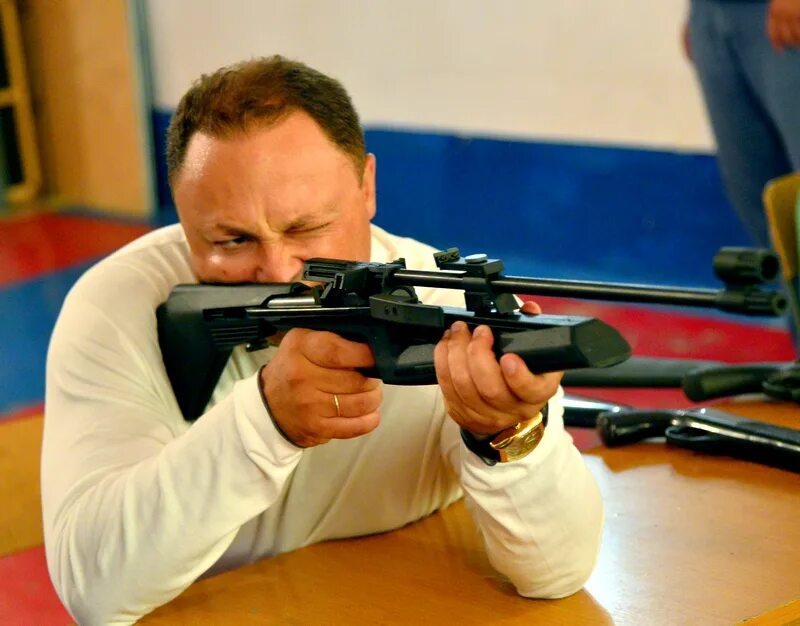 Лист бумаги сложенный пополам. Рулетка 51 51. Мировой рекорд выход на 2 на турнике. Отвертка в руке. Подтягивание 16 лет.