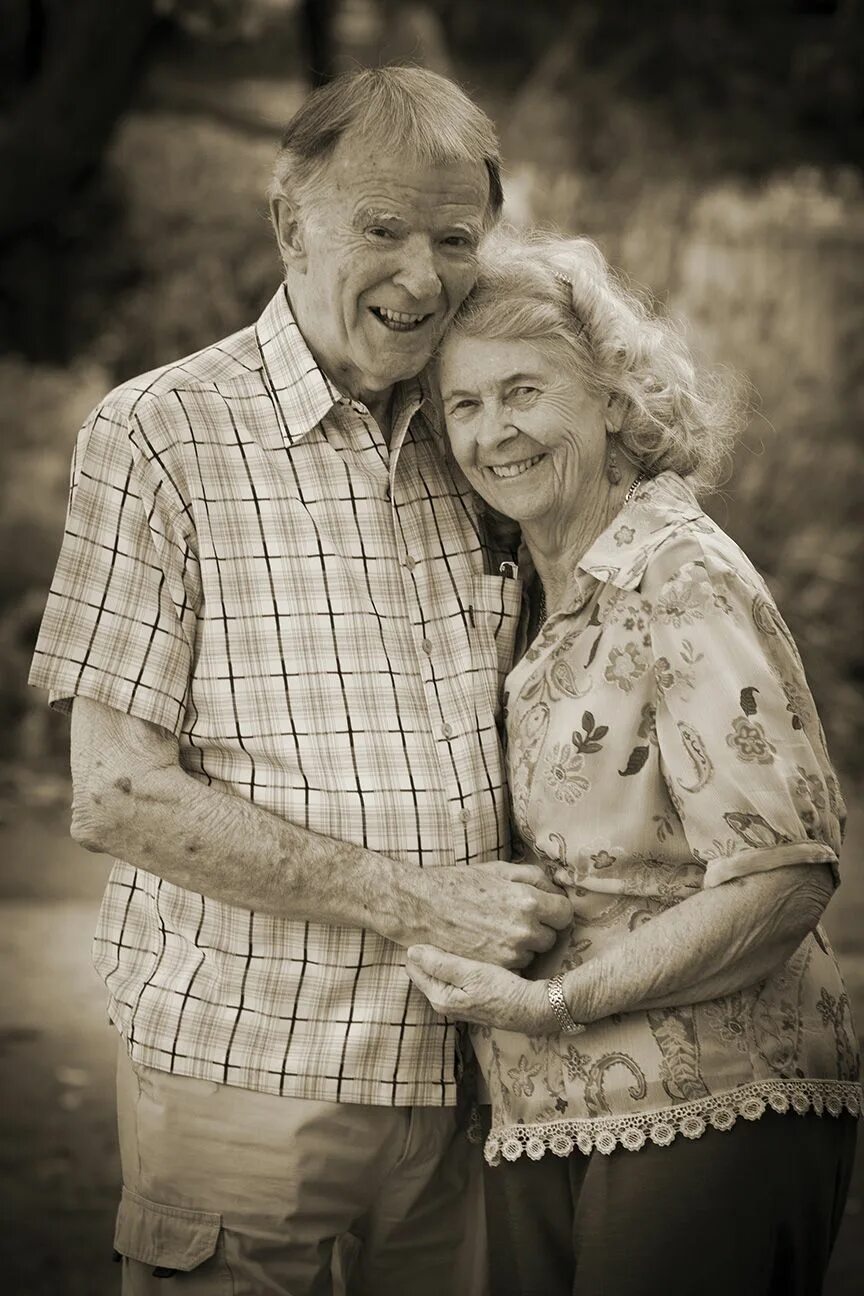 Видео старых семейных пар. Фотосессия пожилых пар. Фотосессия пожилой пары. Счастливые пожилые пары. Старая супружеская пара.