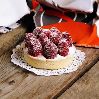 Пирожное с малиной