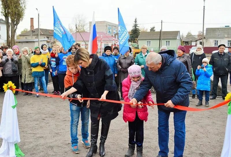 Последний день в урюпинске. Сквер Комсомола Урюпинск. Единая Россия Урюпинск. Урюпинск день города.