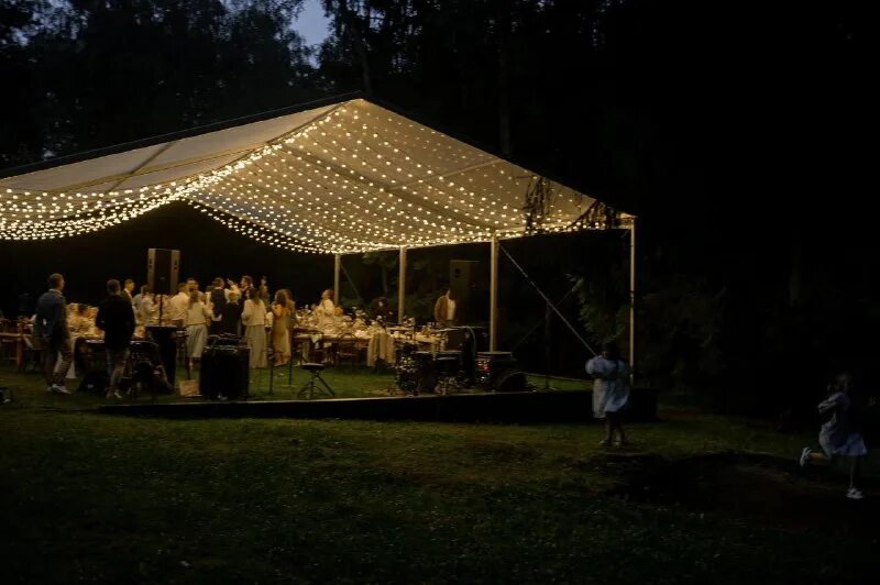 виды террас. лесная хижина финляндия. лесная зона на участке. осень веранда. вид на террасу из дома.