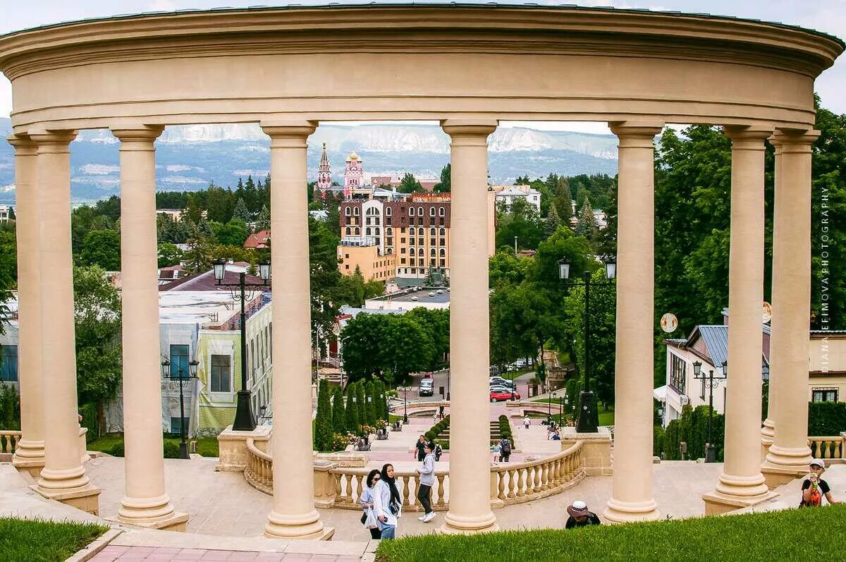 Кисловодск погулять. Колоннада Кисловодск. Кисловодск колоннада Нарзанная галерея. Кисловодск достопримечат. Достромичательности Кисловодск.