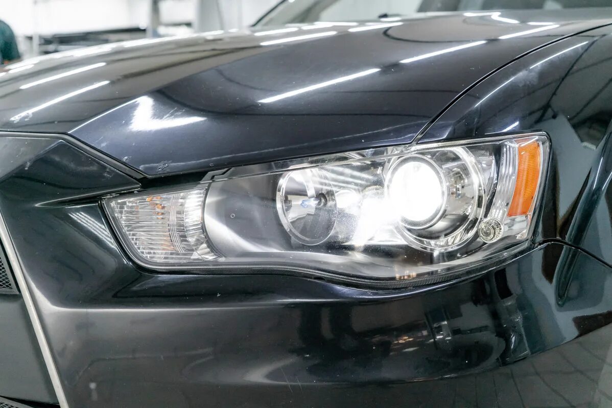 Би линзы led на mitsubishi outlander 1. Аутлендер с 2 фарами. Линзы в outlander xl. Линзы митсубиси аутлендер. Фара аутлендер xl.