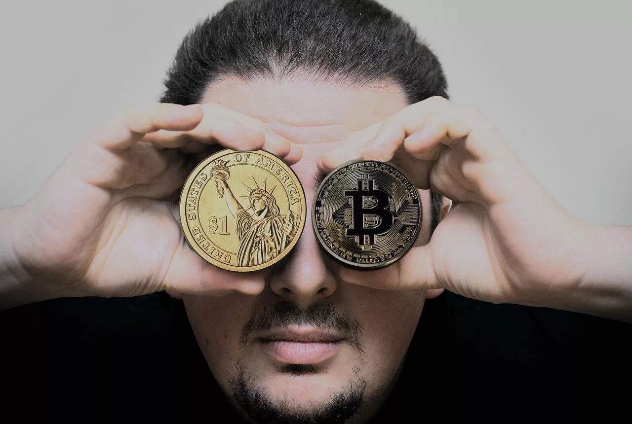 Криптовалюта деньги будущего. Деньги биткоин. криптовалюта картинки. биткоин фото. биткоин человек.