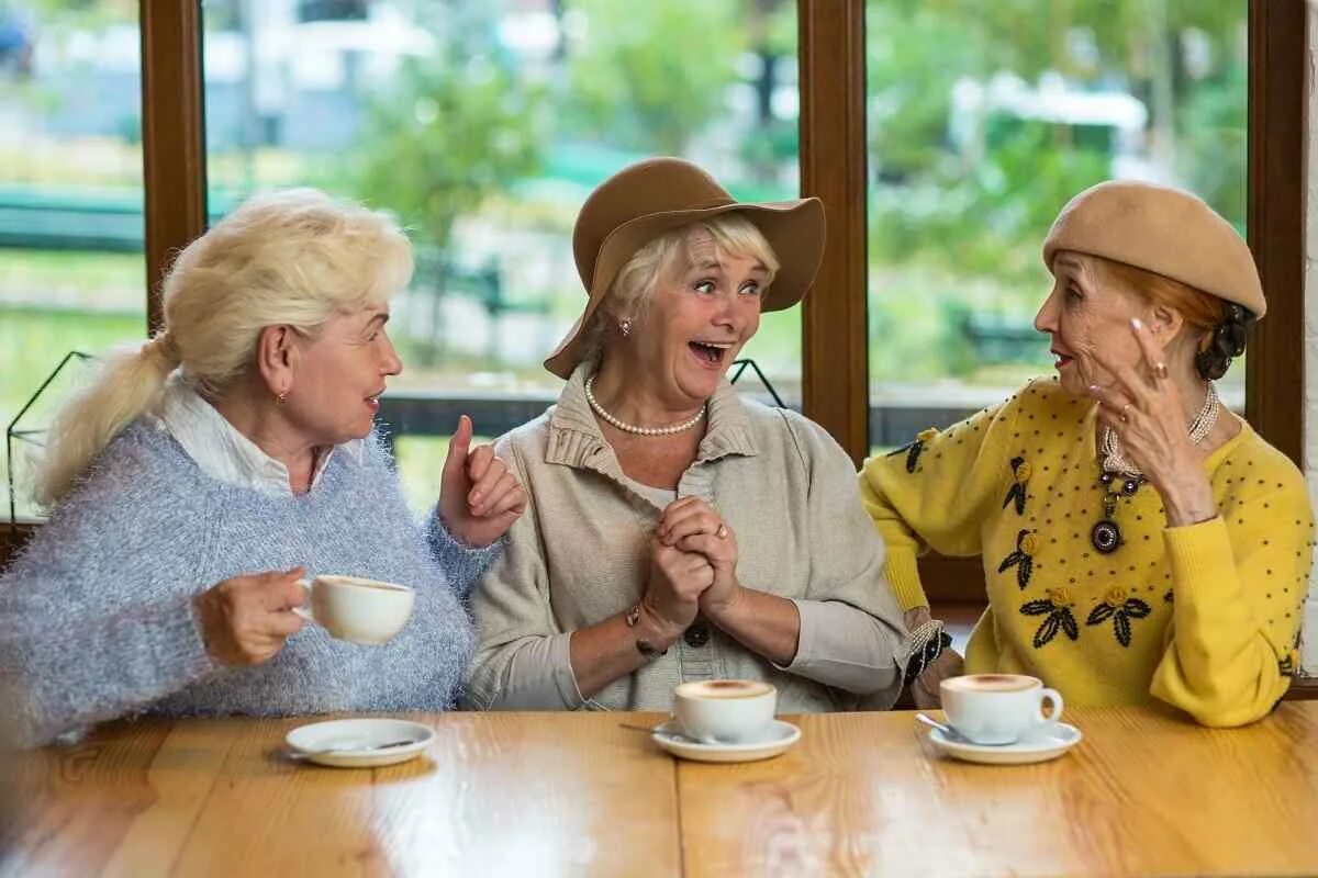Пенсионеры пьют чай. Чаепитие для пожилых людей. Пожилая женщина в кафе. Подружки старушки в ресторане.