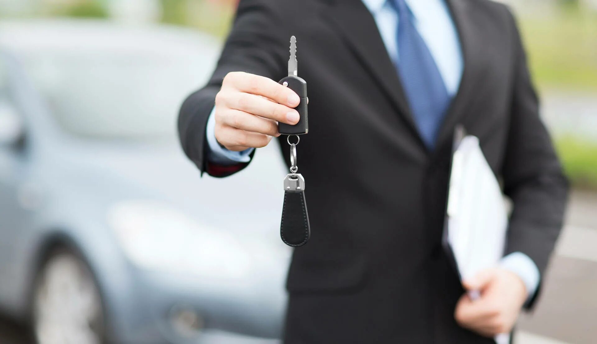 Сотруднику передать автомобиля. Успешный мужчина. Лизинг авто. Парень с ключами от машины. Сотруднику передать автомобиля.