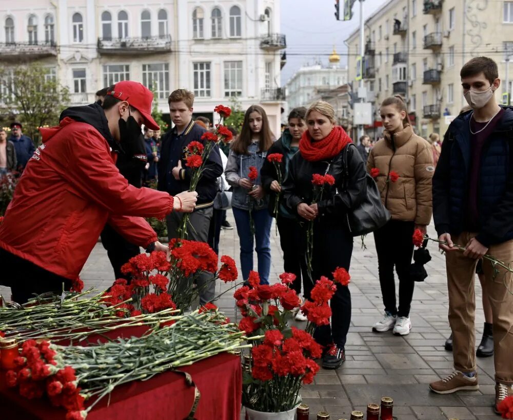 День траура по погибшим в теракте. Память погибшим в Казани. День траура. Цветы перед казанским.