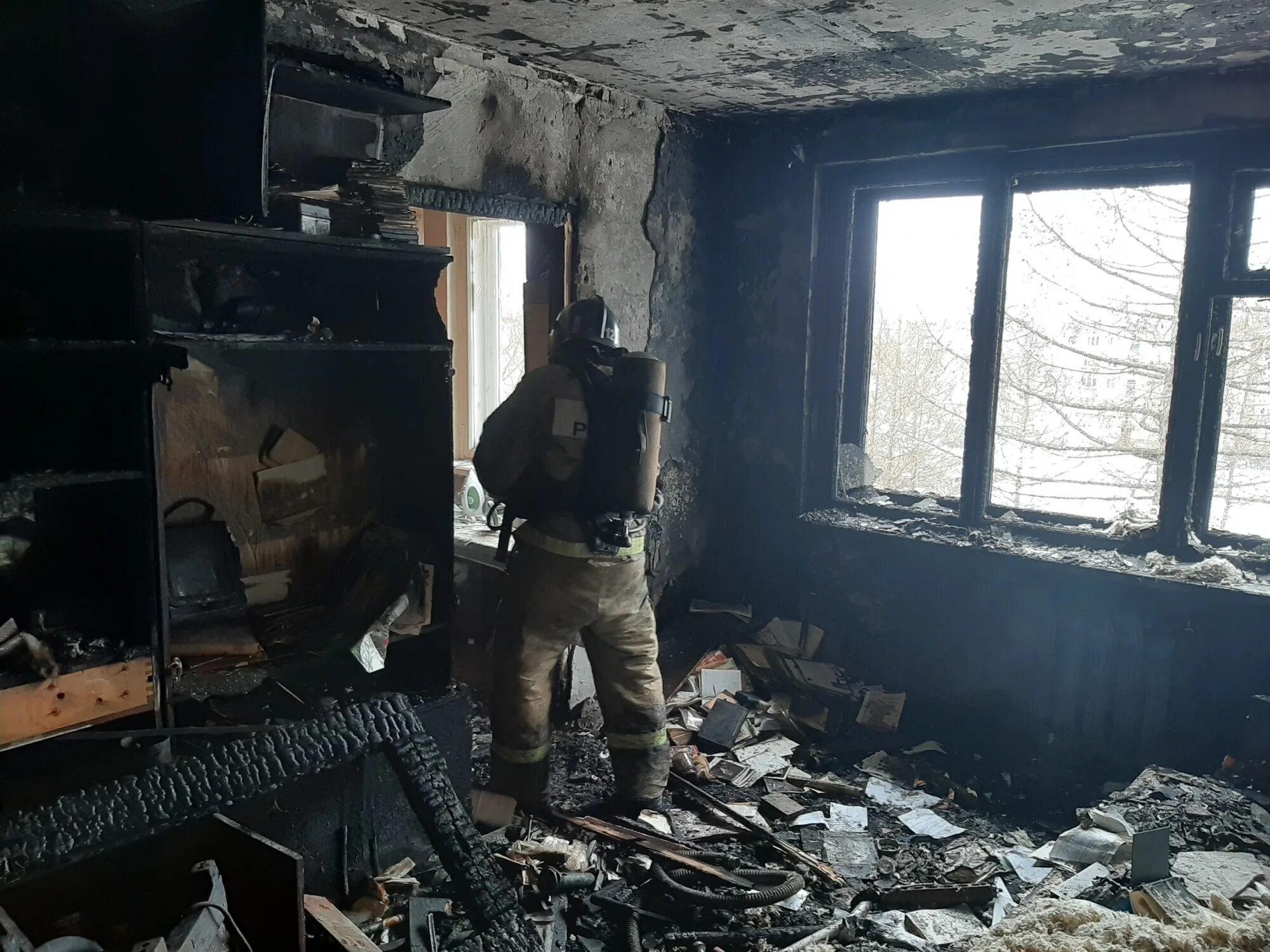 Почему горят квартиры. Квартира выгорела дотла. Квартира после пожара.
