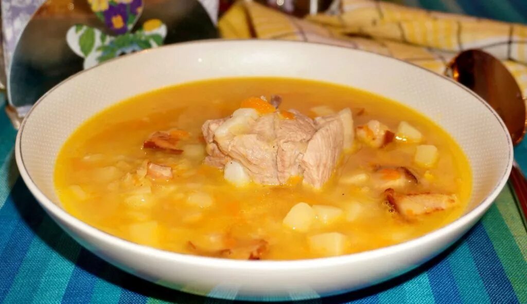 Рецепт горохового супа в казане. Суп гороховый. Гороховый суп со свиными ребрышками. Суп с рёбрышками свиными. Суп с рёбрышками свиными и картошкой.
