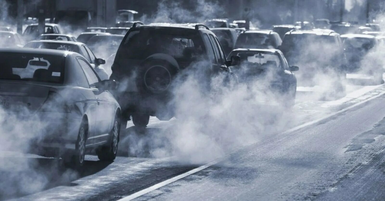 Машины загрязняют воздух. Выбросы автомобилей. Выхлоп машины. Выхлопные газы автомобилей. Выхлоп машины.