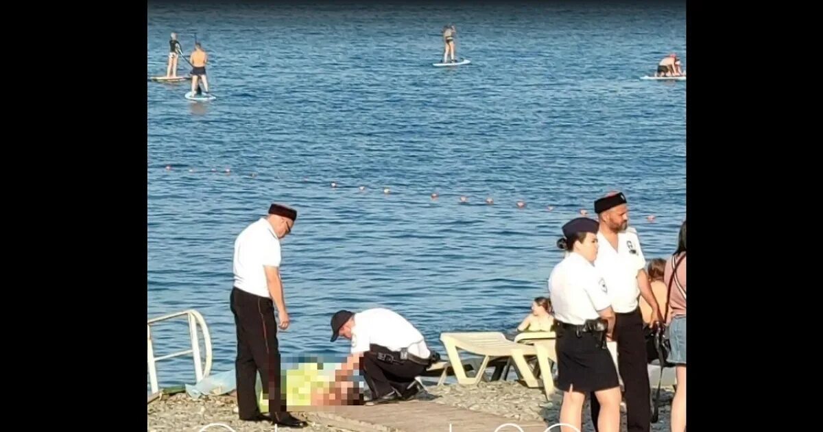 Переполненный пляж. На пляже геленджика женщины. Смерть на пляже в кабардинке 18 августа 23 год. Смерть на пляже. Женский пляж в турции.