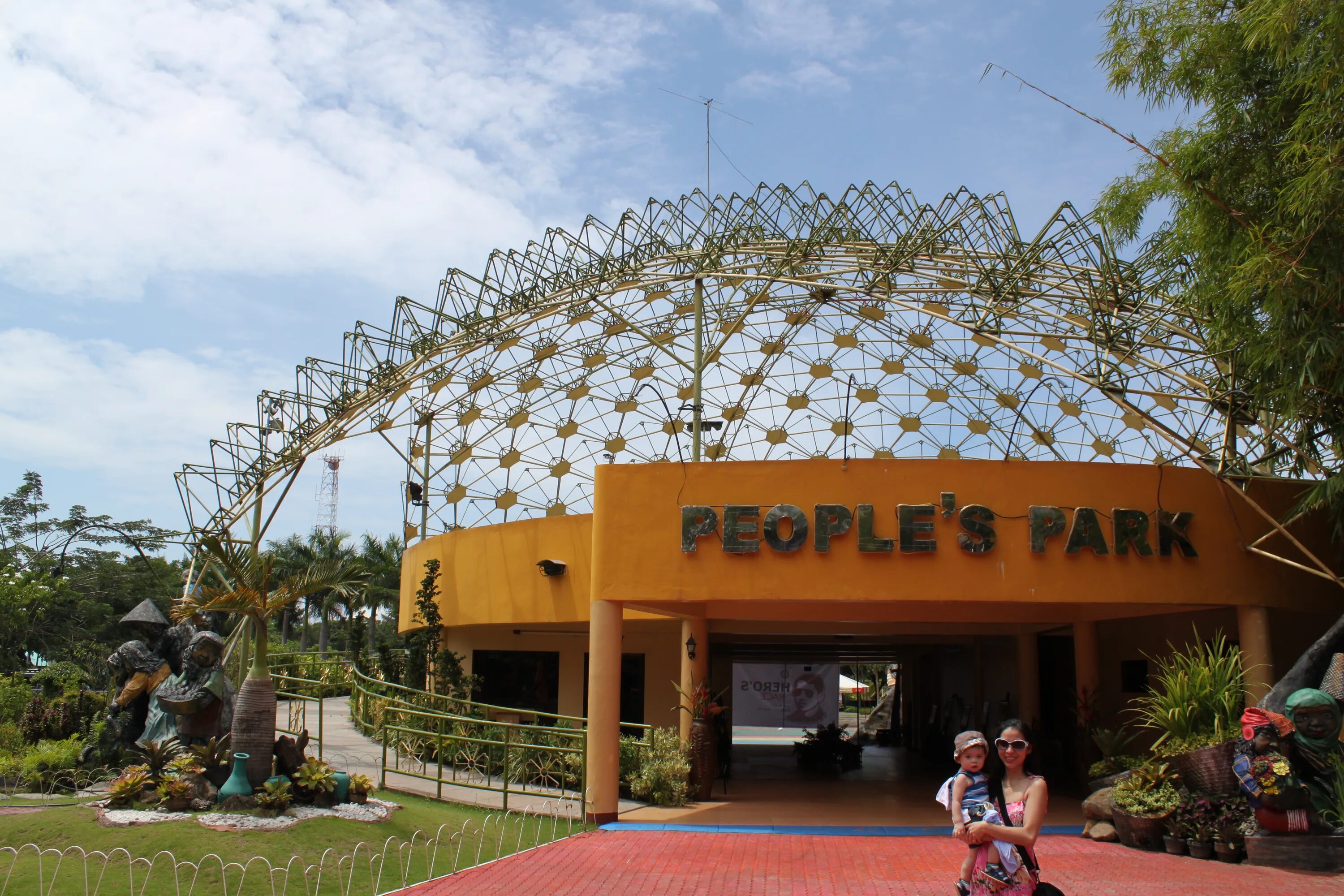 Расписание кинотеатр пиплс парка. Peoples Park Улан-Удэ кинотеатр. Пиплс парк. Пиплс парк Улан-Удэ. ТРЦ «peoples Park».