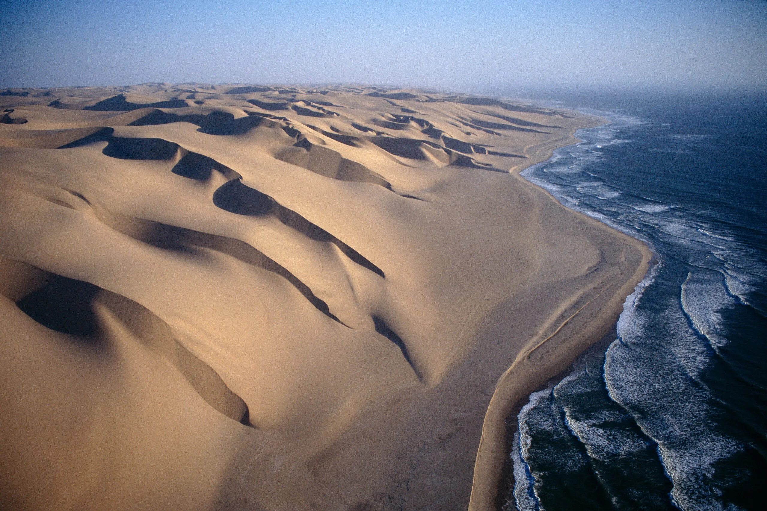 Океаны у берегов африки. Намибия берег скелетов (Skeleton Coast). Намибия пустыня Намиб. Пустыня Намиб дюны. Побережье пустыни Намиб.