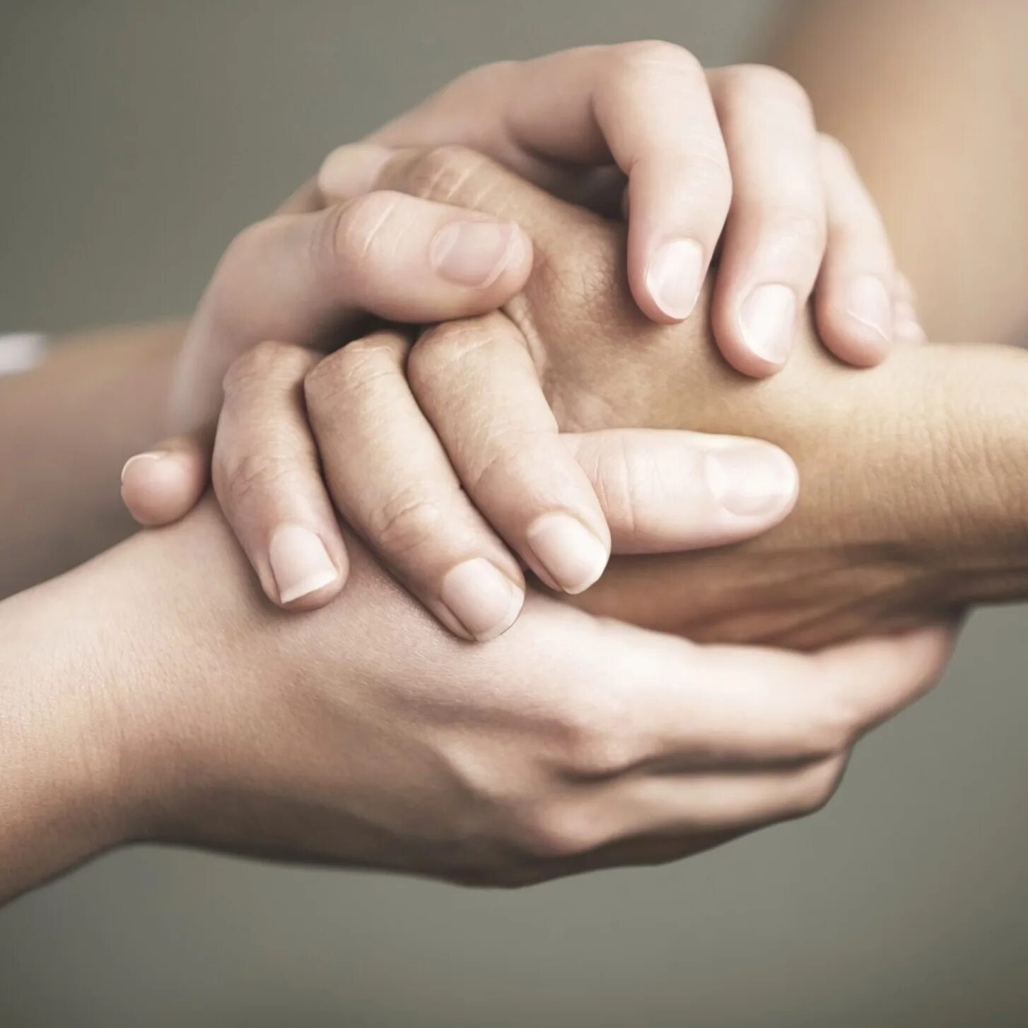 Помощь каждой семье. Семья на лужайке. Помощь каждой семье. Семейное воспитание. Читающая семья.