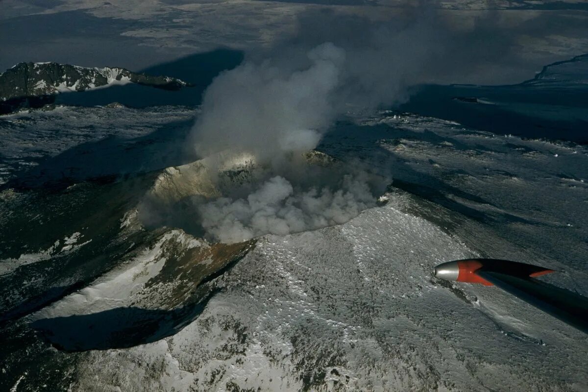 Вулкан эребус на карте антарктиды. Действующие вулканы антарктиды. Гора эребус антарктида. Эребус лавовое озеро. Действующие вулканы антарктиды.
