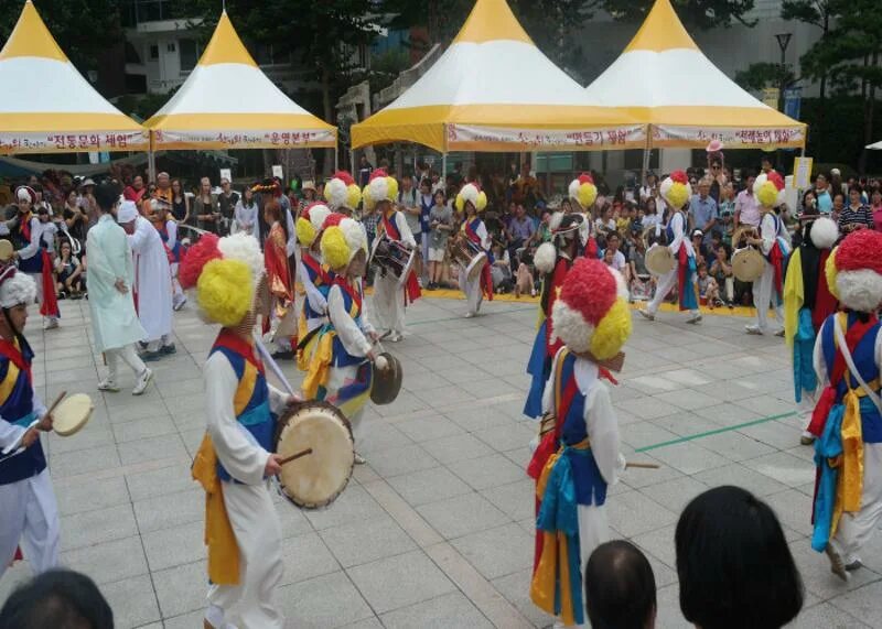 Korean harvest moon festival. Южная Корея Чусок. Национальный праздник Чусок. Чусок корейский праздник. Чхусок в Корее.