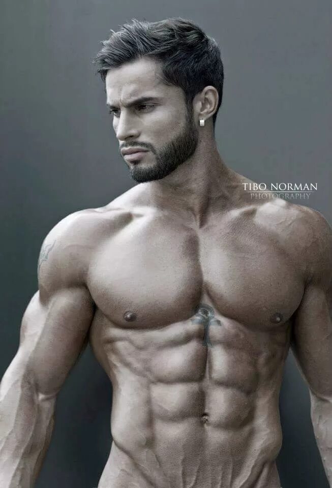 Getting ripped. Рядовой ромео (2011). Ripped romeo. Muscle man flex. Ромео конбольт.