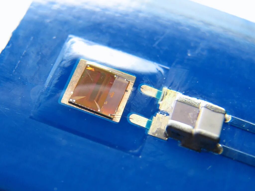 Чип идентификатор. Rfid метка под микроскопом. sd карта под микроскопом. рфид чип в процессоре. 12-пиновый чип.