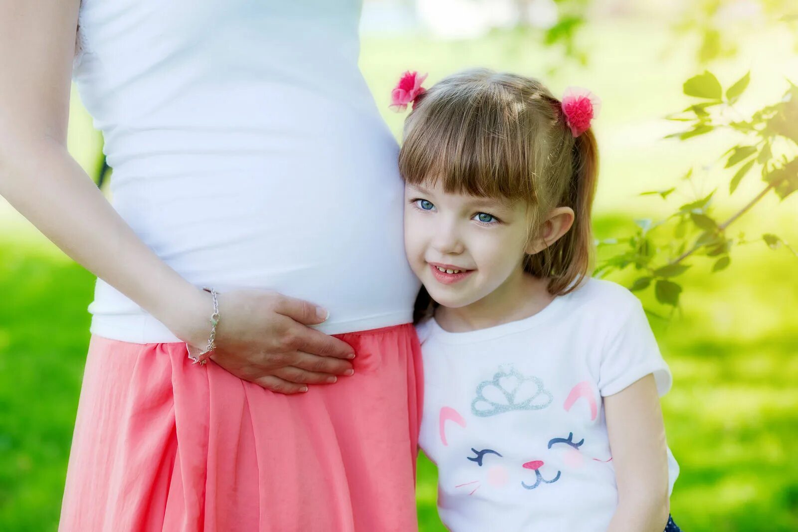 Здоровое питание девушка. Есть девушки без детей. Красивые малыши. Девочка завтракает. Девочка с яблоками.