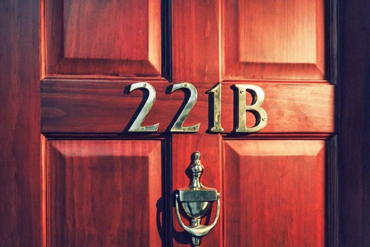 Бейкер стрит 221 б. 221 Бейкер стрит номер на дверь. Номер квартиры. Цифры на дверь квартиры.