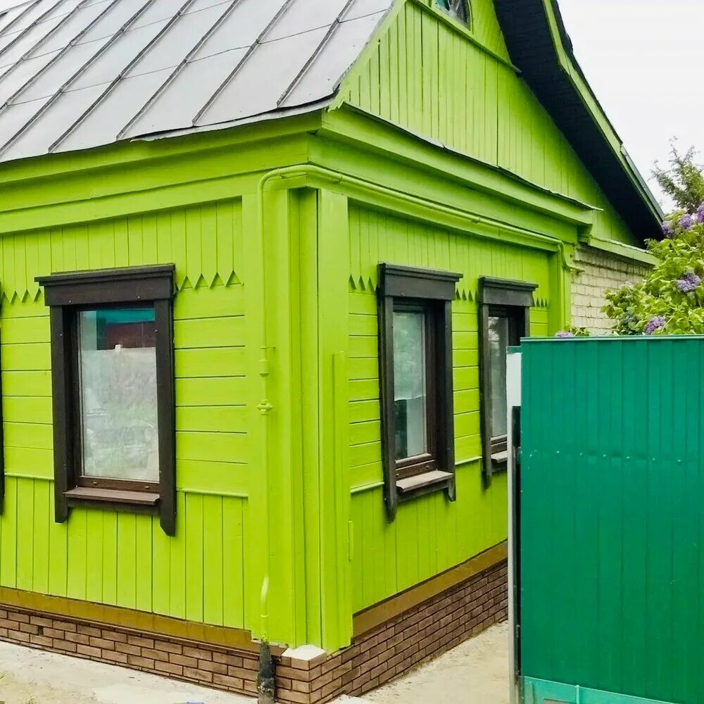 Покраска дома снаружи. Фасад дачи. Покраска старого деревянного дома. Какой краской можно красить дом. Цвета домов.