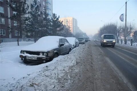 Кидает на дороге машину