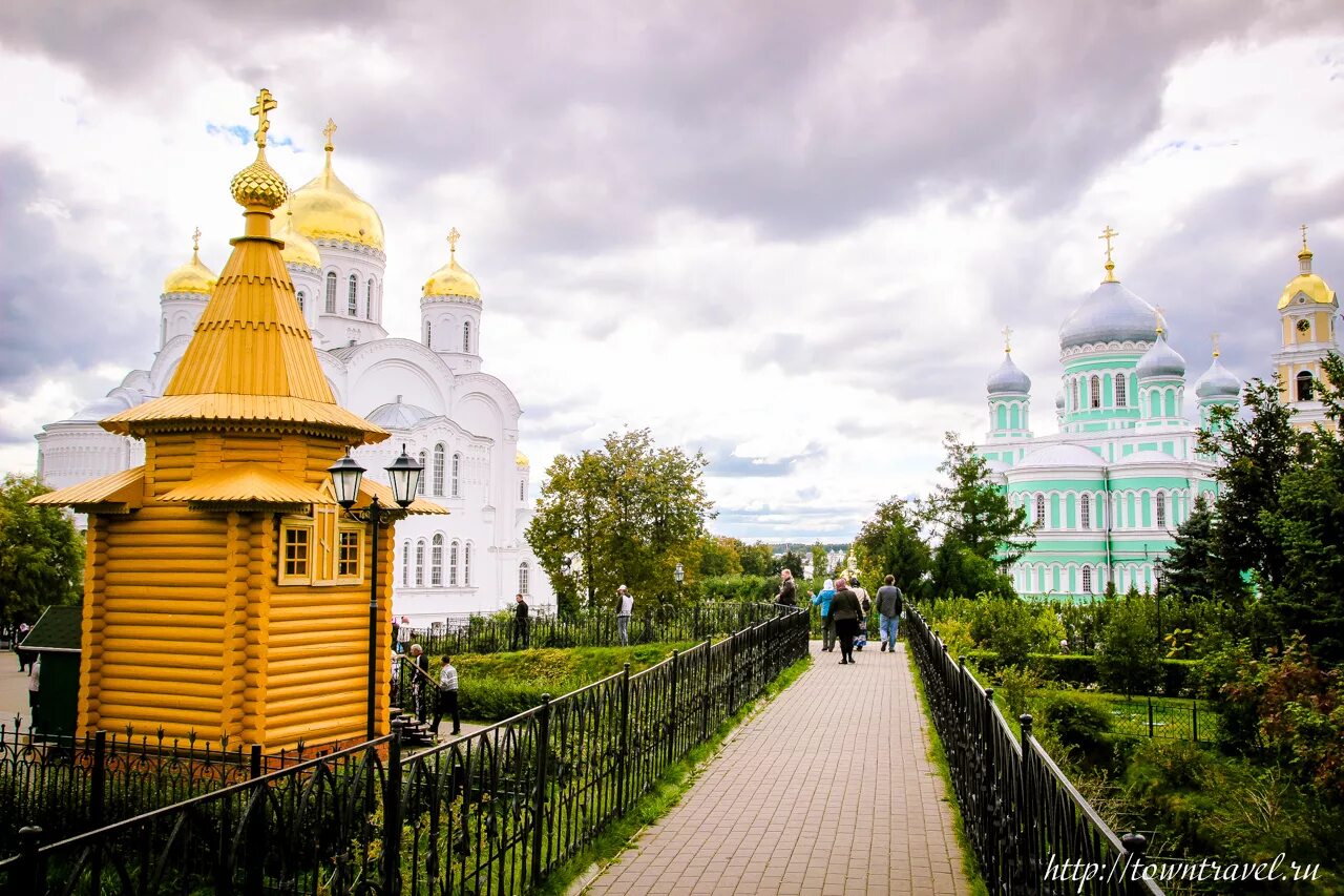 Дивеево свято дивеевский монастырь. Серафимо-Дивеевский монастырь канавка. Дивеевский монастырь канавка. Дивеевский женский монастырь канавка.