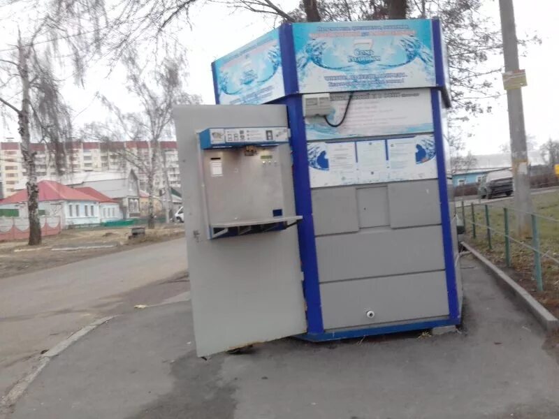 Автомат с водой на улице. Киоск с питьевой водой. Киоск с водой. Чистая вода воронеж. Автомат с водой воронеж.