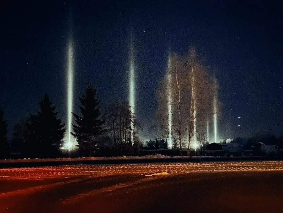 Белые столбы в небе. Гало световые столбы. Белые столбы в небе. Белые столбы в небе. Световые столбы всеволожск.