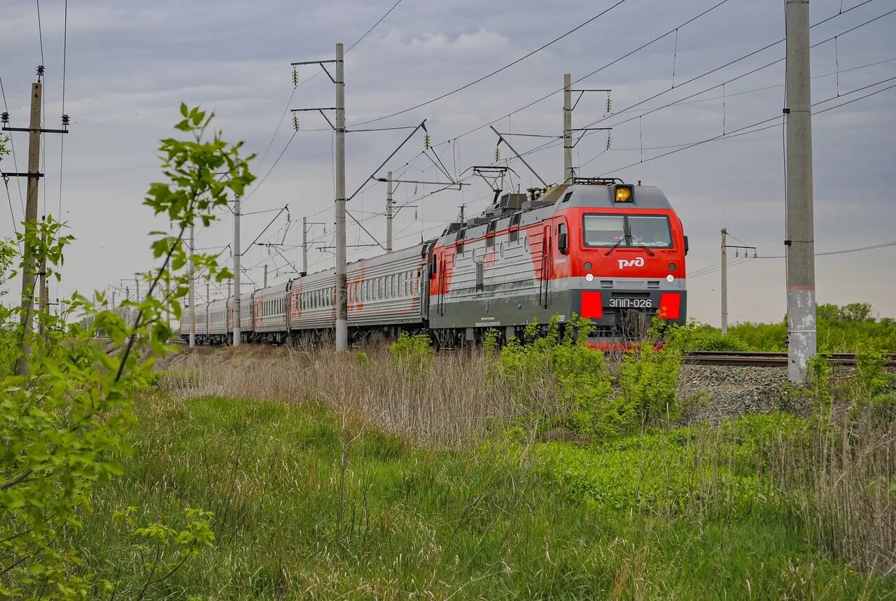Поезд петровал. Поезд красноярск адлер. Локомотивное дэпо в петровом вале. Приволжская железная дорога поезда. Эд9м-0111.