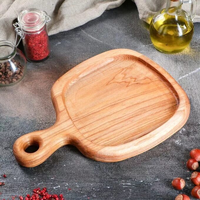 Сервировочные доски для подачи. Разделочная доска с железной ручкой. Деревянная доска для кухни. Деревянная тарелка. Сервировочные доски из дерева для подачи.