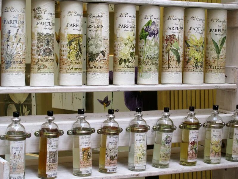 Город ароматов. Город грасс франция парфюмерная фабрика. духи grasse france parfum. завод во франции эфирных масел грассе. производители духов.