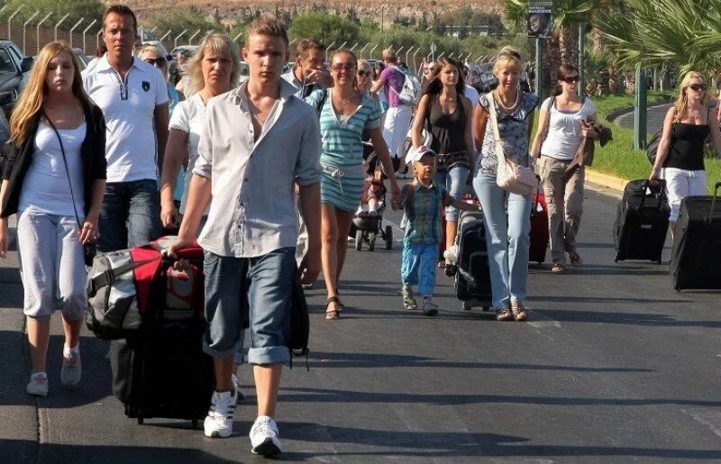 Russian tourist in antalya. В группе российских туристов 2 человека. Толпа туристов. Американские туристы. Русские туристы в аэропорту антальи.