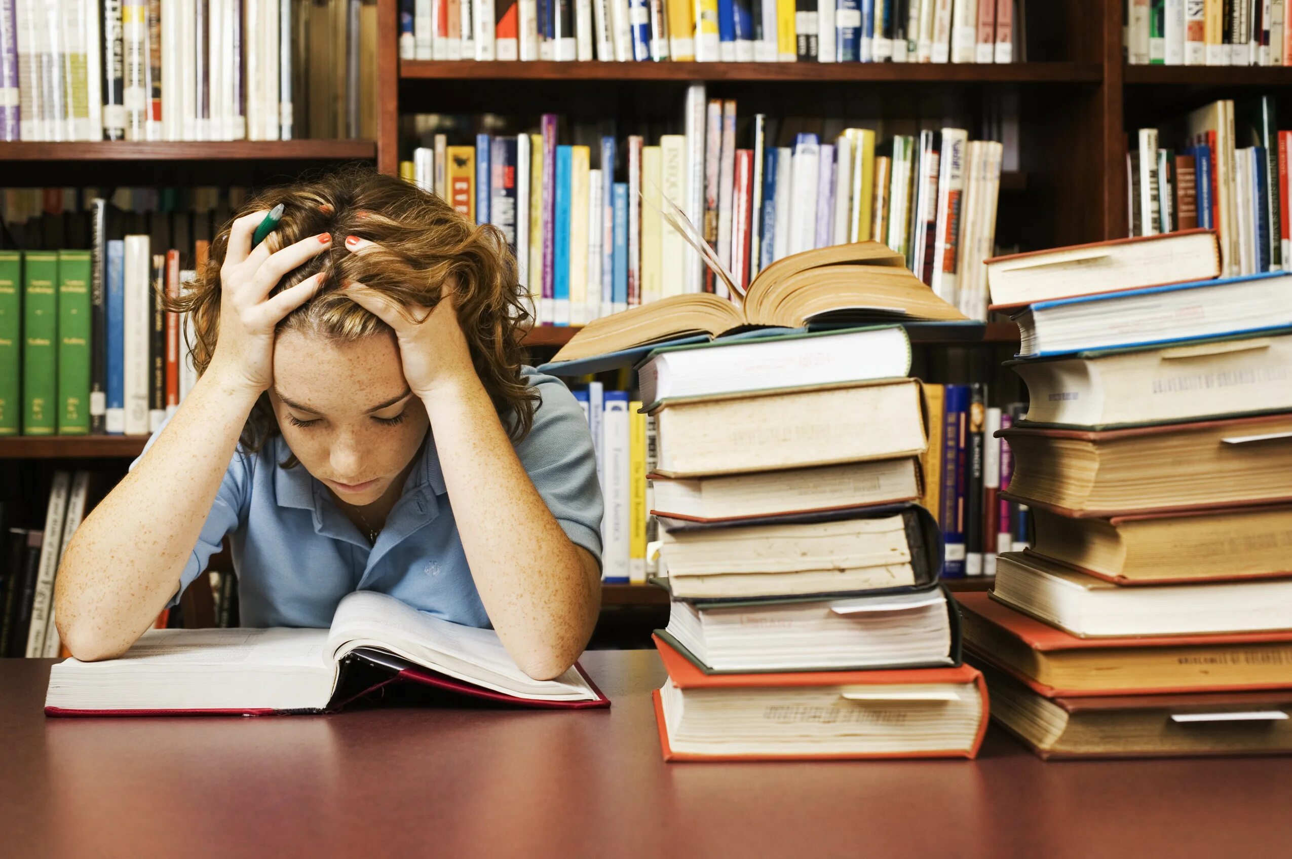 Stressed student. Студент готовится к экзамену. Ученик готовится к экзамену. Тяжелая учеба. Стресс на учебе.