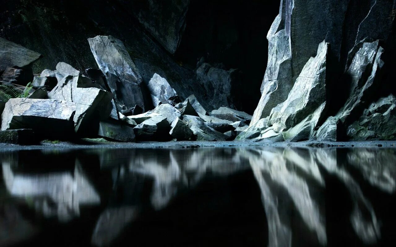 Черная cкала. Необычные скалы. Отражение скалы в воде. Темные скалы.