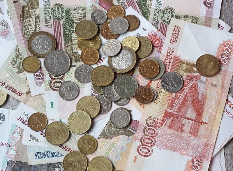 Деньги разного достоинства. Бумажные и металлические деньги. бумажные купоны и монеты. бумажные и металлические деньги рубли. деньги бумажные российские и мелочь.
