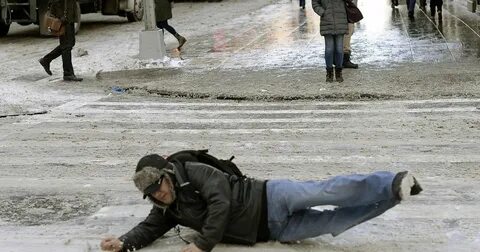 Обеим ученицам поскользнулся и упал