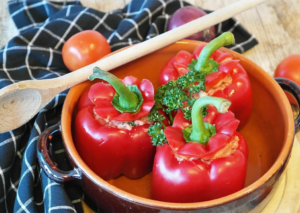 Какие блюда приготовить из перцев. Перец сладкий. блюда из перца. фаршированный красный перец. необычные блюда из сладкого перца.