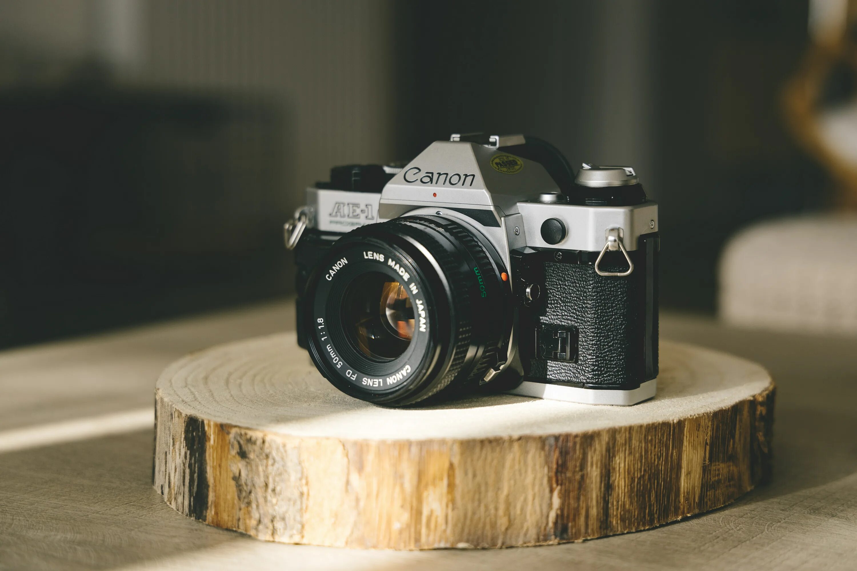 Camera used can be used. Фототехника. фотоаппарат на деревянном столе. яркий свет пленочные фото. плёночная камера canon белый.