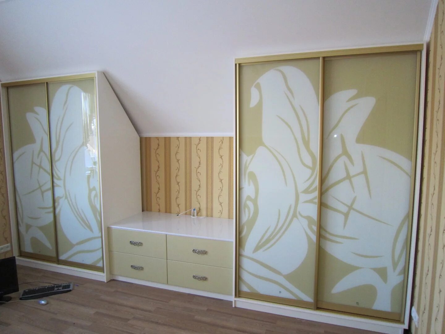 два шкафа и комод посередине. шкаф с комодом в середине. комод между шкафами. пакс хемнэс икеа. два шкафа и комод.