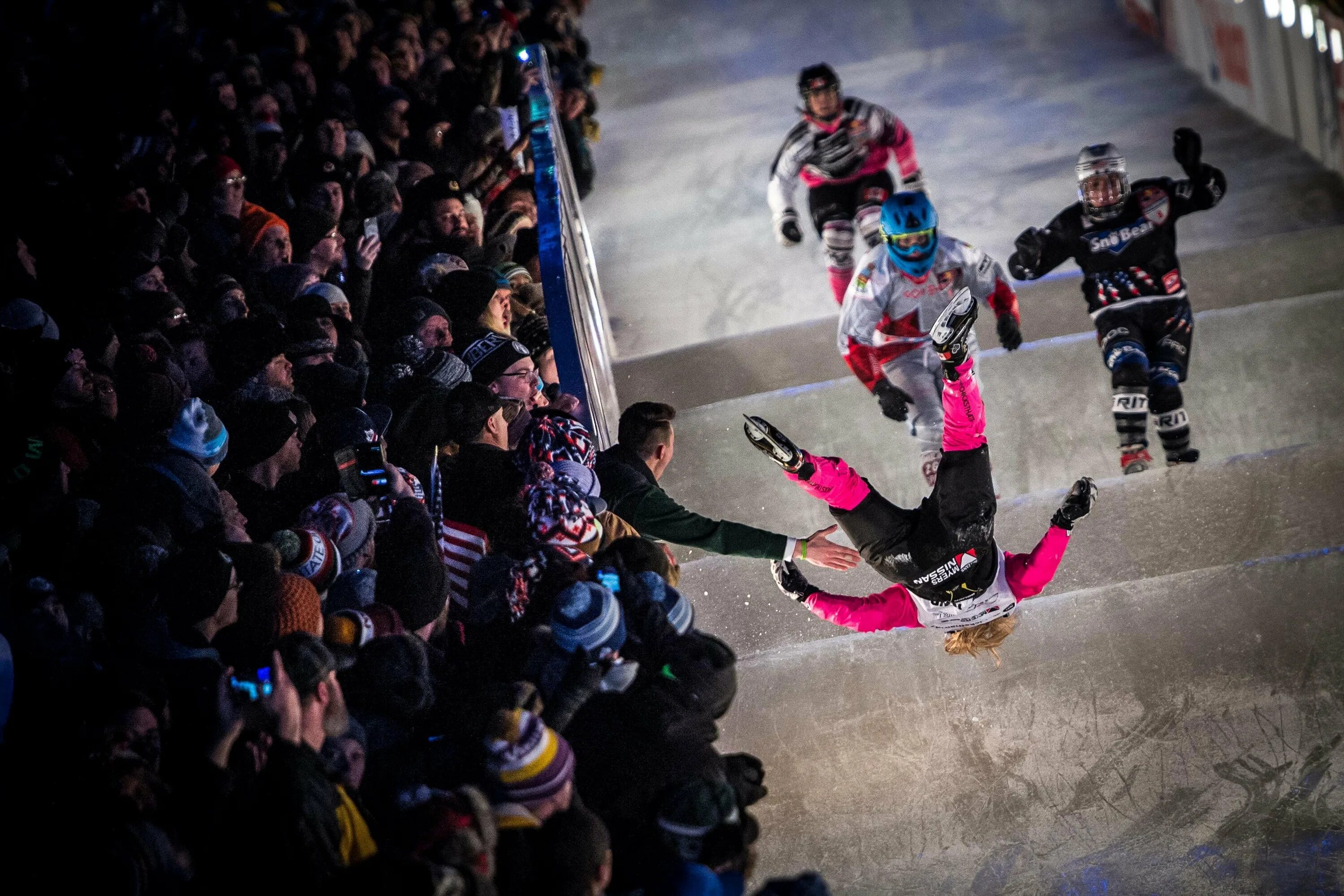 Айс кросс. Айс кросс даунхилл. Red bull crashed Ice. Ice Cross Downhill трасса. Рэдбул кросс.