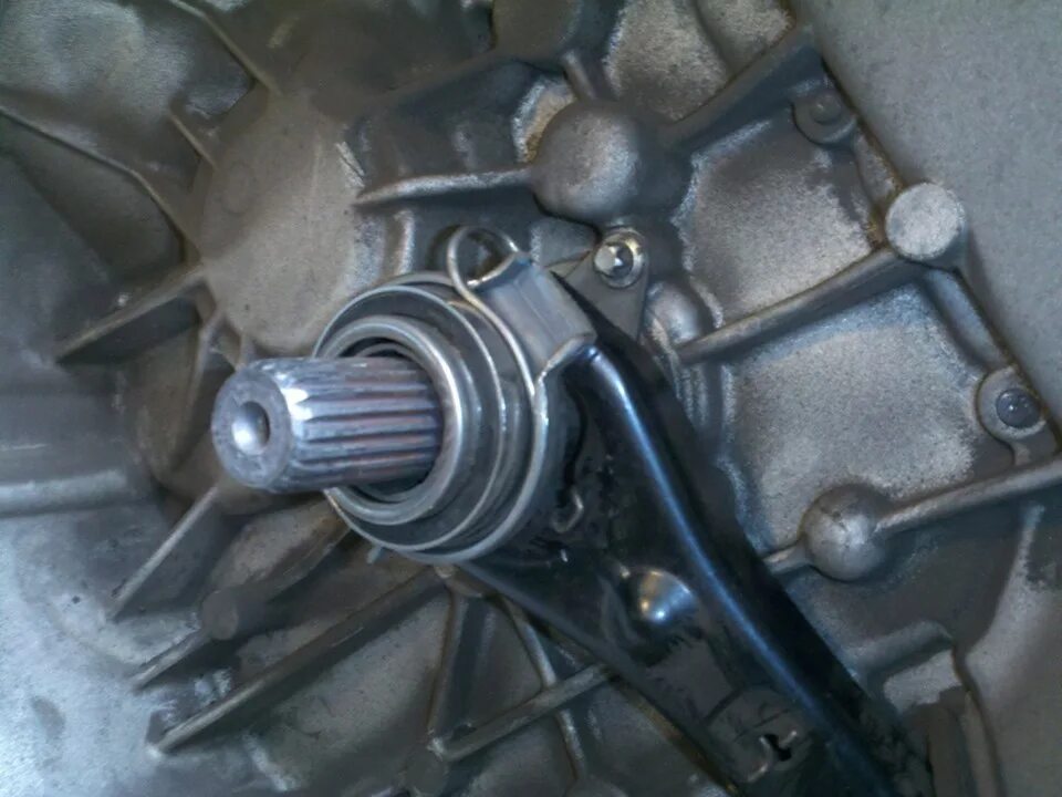 пружина выжимного подшипника 2190. Fiat doblo 1. пежо 307 втулка выжимного подшипника первичного вала кпп. выжимной подшипник ваз 2109. как поставить выжимной на коробку.