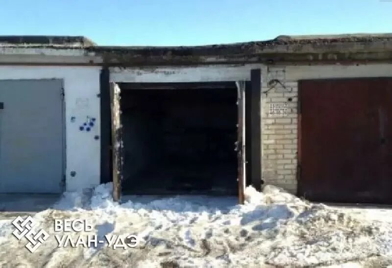 Где сдать гараж. Бетонные гаражи с черными воротами. капитальный гараж с черными воротами. капитальный гараж в городе. черный гараж старый.