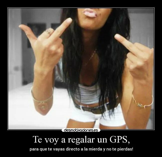 Маникюр деми ловато. Девушка показывает средний палец. Красивый средний палец. Фак женская рука. Средний палец женский.